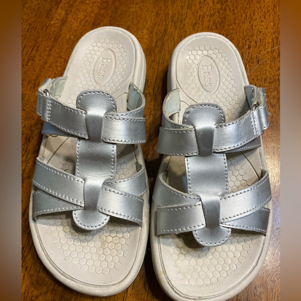 Bass‎ Oasis silver sandals. Size 7.  Leather uppers.